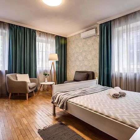 Apartamenty On Knyazya Romana Leopoli Esterno foto