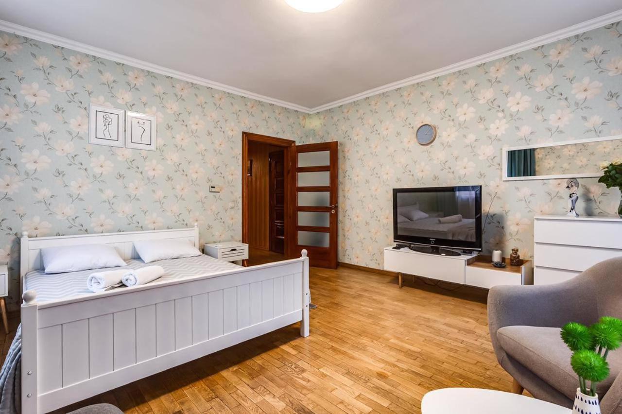 Apartamenty On Knyazya Romana Leopoli Esterno foto