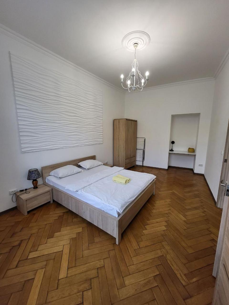 Apartamenty On Knyazya Romana Leopoli Esterno foto