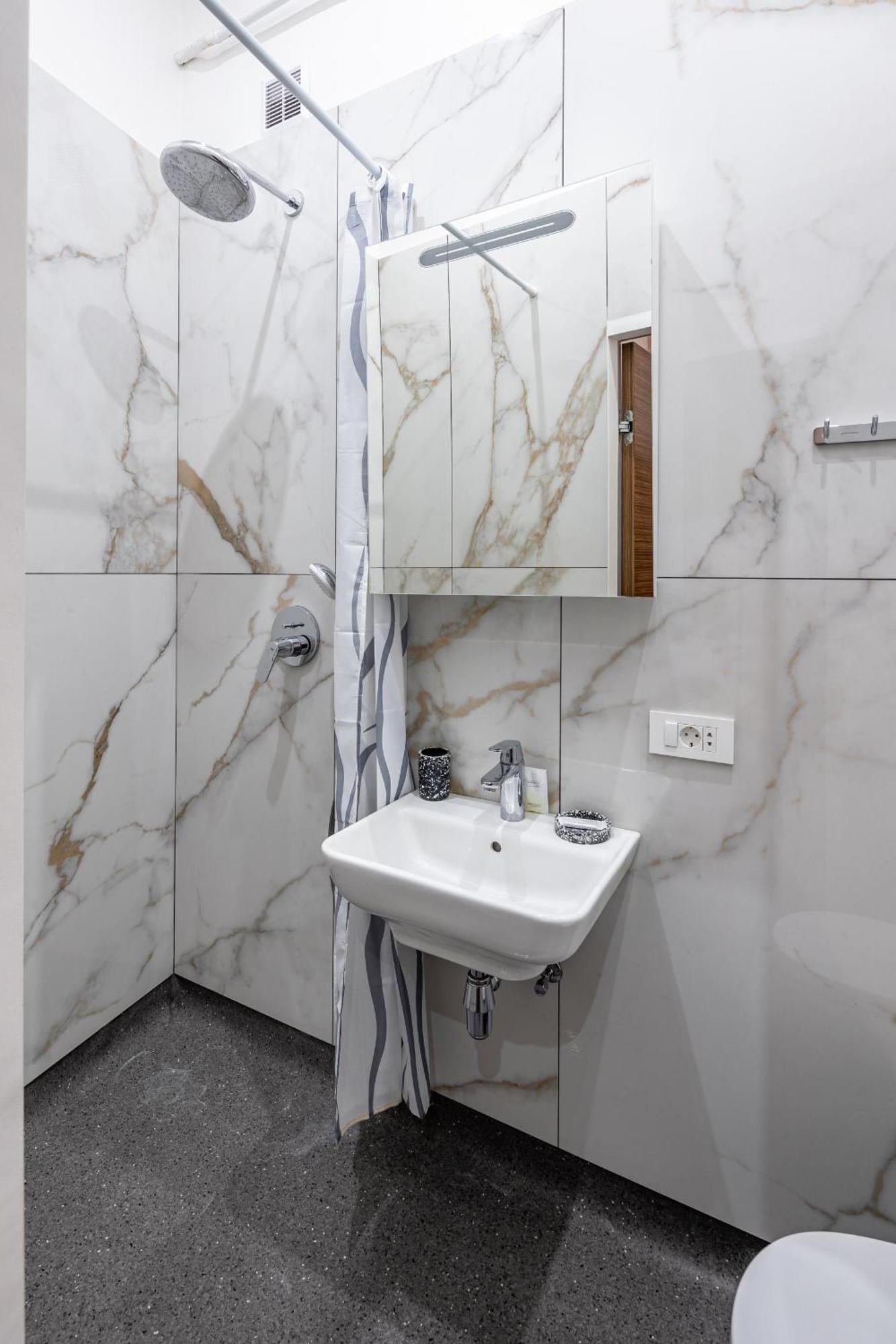 Apartamenty On Knyazya Romana Leopoli Esterno foto