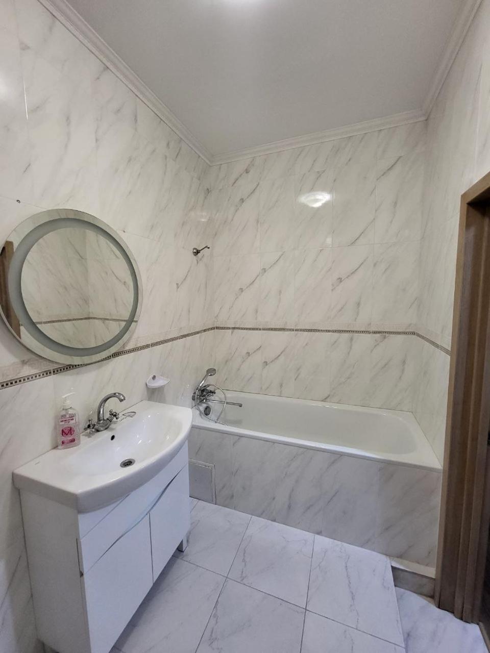 Apartamenty On Knyazya Romana Leopoli Esterno foto